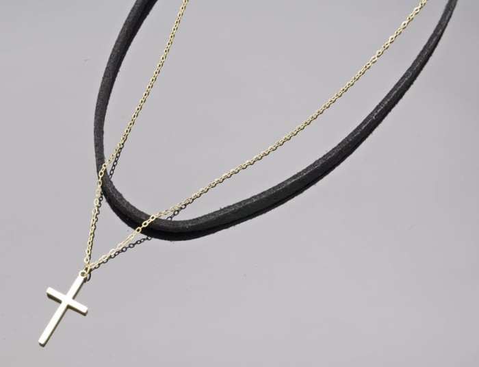 Naszyjnik choker krzyż