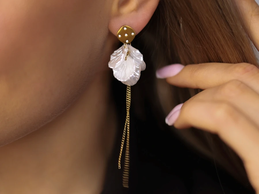 Kolczyki płatki z łańcuszkami