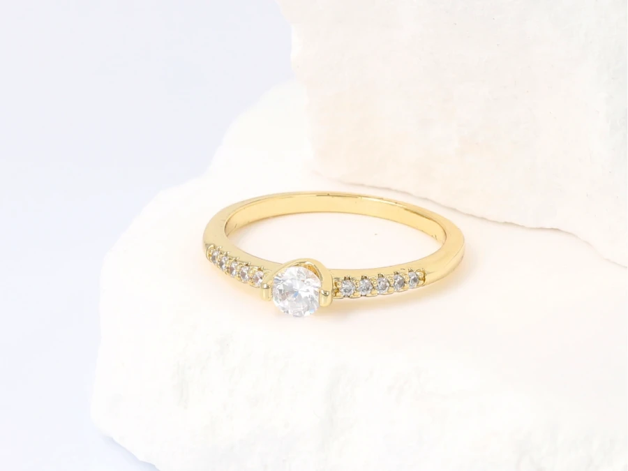 Pierścionek z małym oczkiem