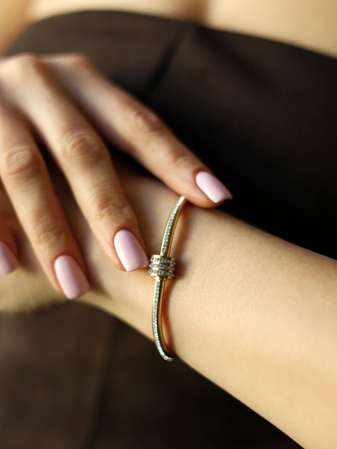 Bransoletka sztywna z cyrkoniami i ozdobnym pierścieniem