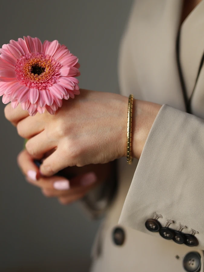 Bransoletka segmentowa o eleganckiej strukturze i minimalistycznym charakterze