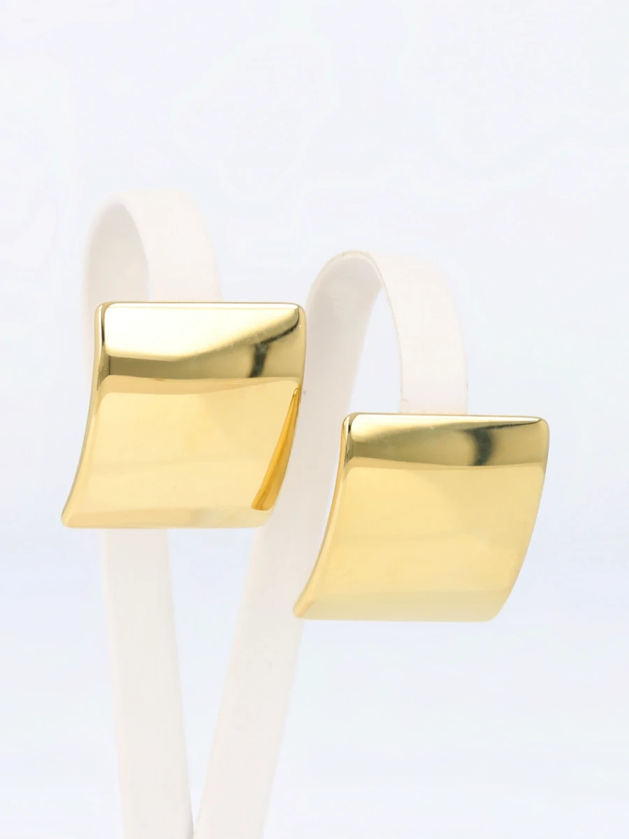 Kolczyki rzeźbiarska fala w minimalistycznej elegancji