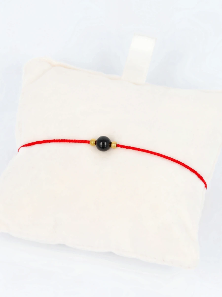 Bransoletka na czerwonym sznurku z turmalinem i złocistymi akcentami