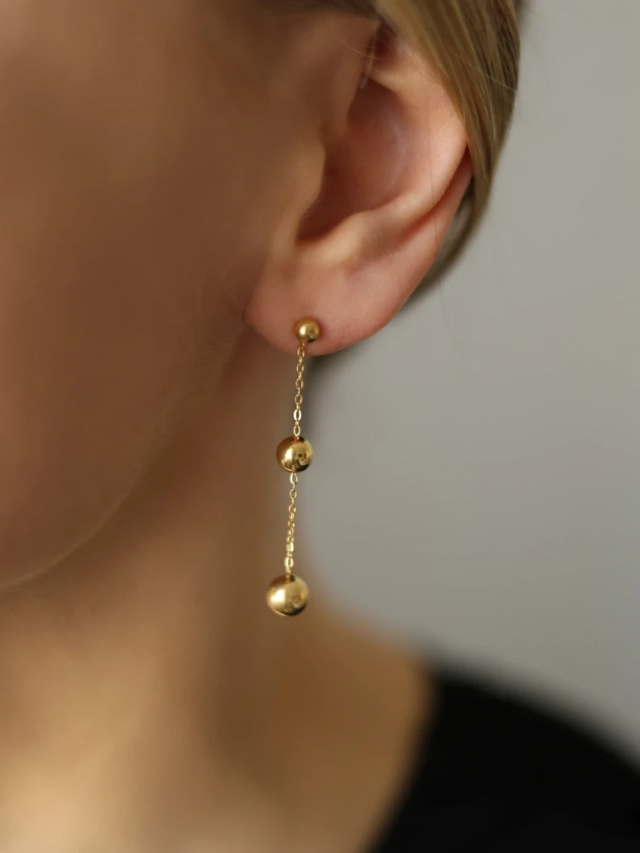 Kolczyki kaskada świetlistych kul w minimalistycznej elegancji