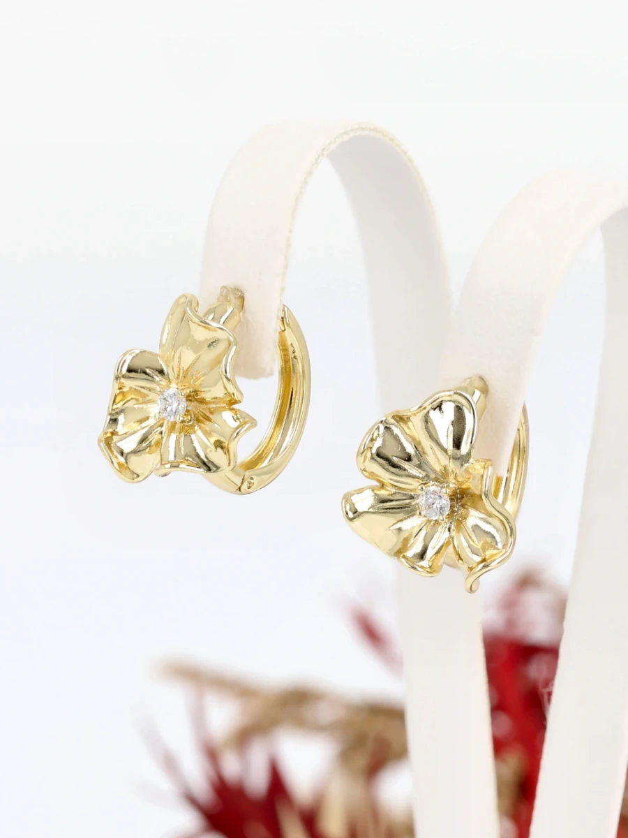 Kolczyki złoty kwiat z subtelnym blaskiem