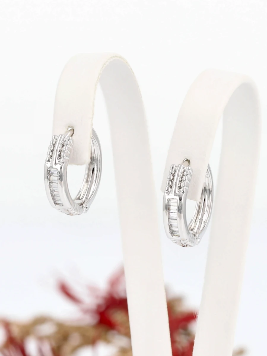 Kolczyki srebrzysty rytm geometrycznego blasku