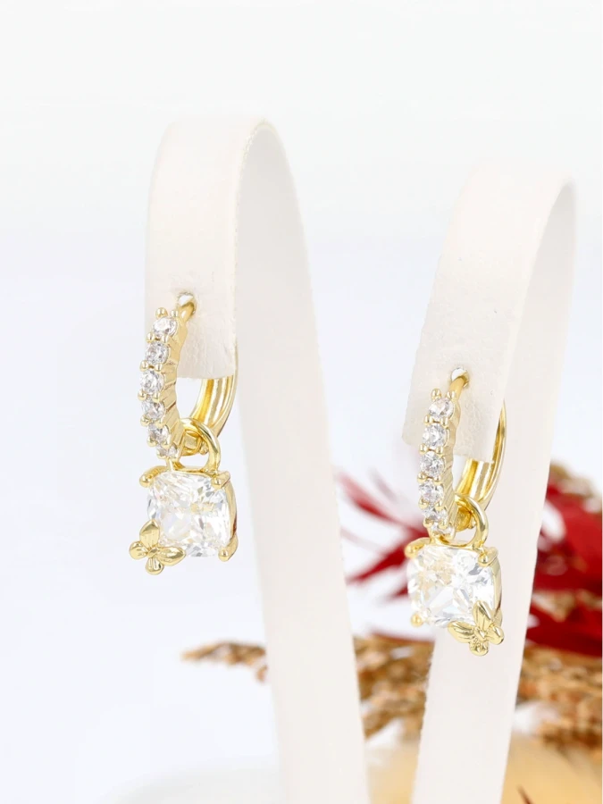 Kolczyki złote z zawieszką świetlistego kamienia i motywem motyla