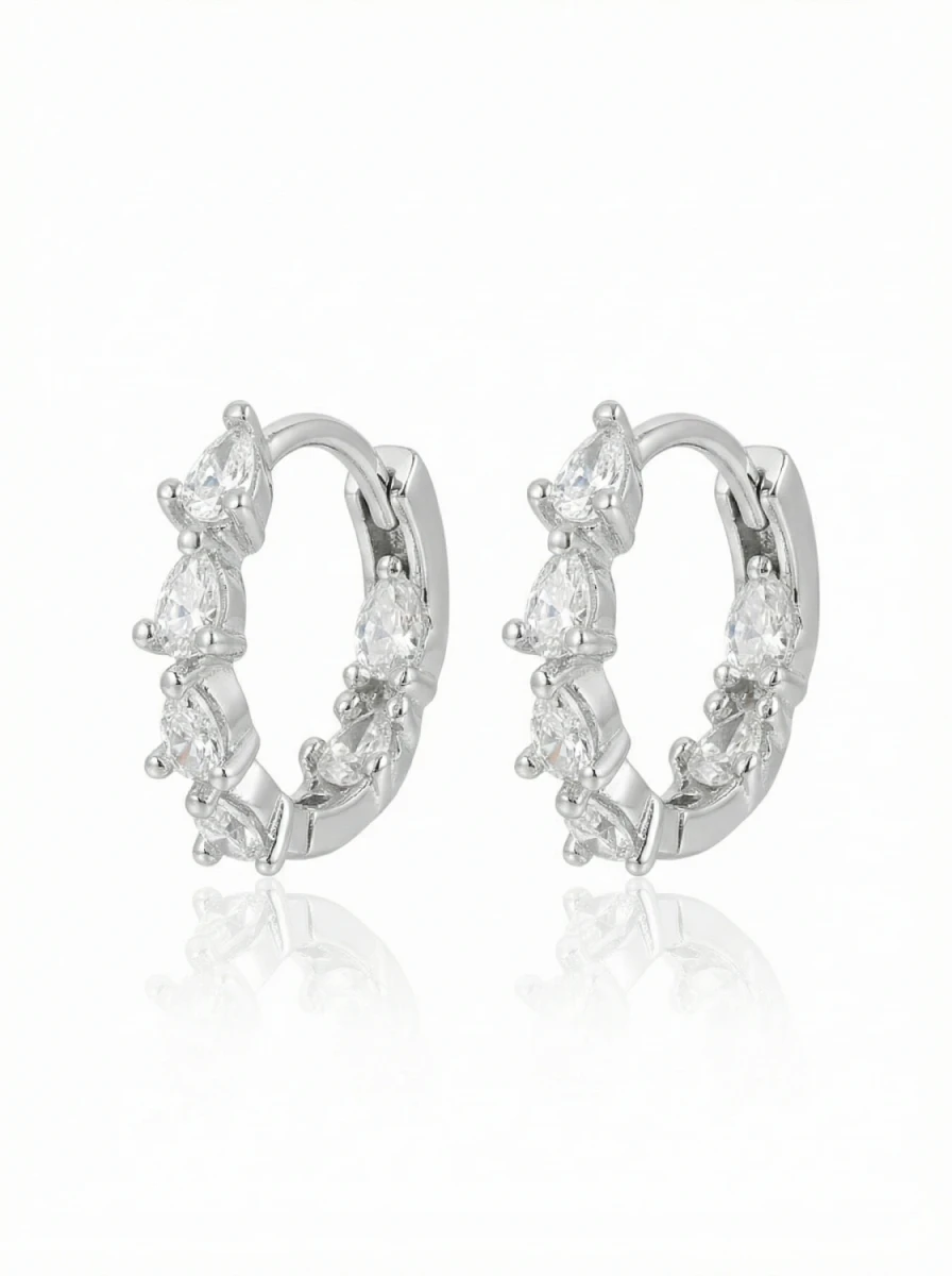 Kolczyki srebrzyste z kompozycją świetlistych kropli