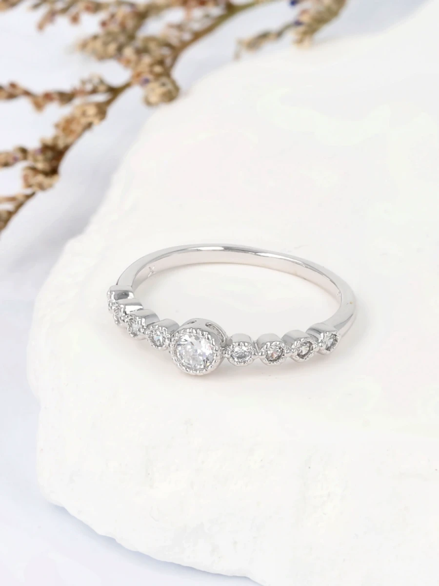 Pierścionek świetlista harmonia kompozycja cyrkonii w oprawie 