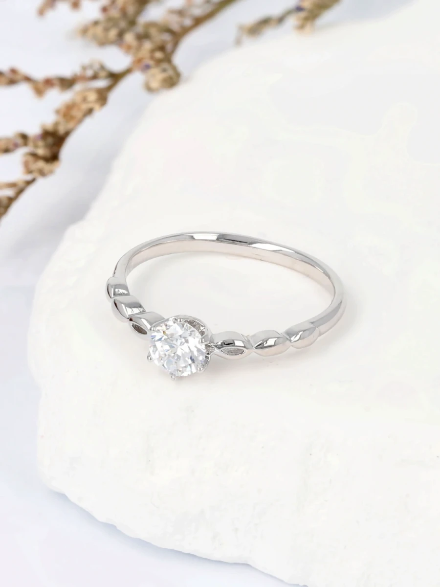 Pierścionek srebrzysty blask delikatnej oprawy z centralną cyrkonią 