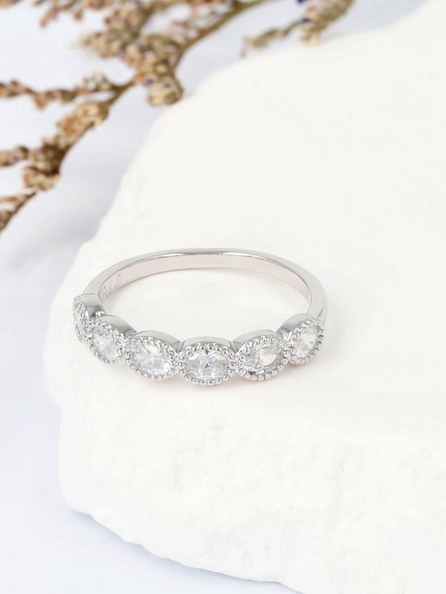 Pierścionek świetlista linia owalnych cyrkonii w eleganckiej oprawie