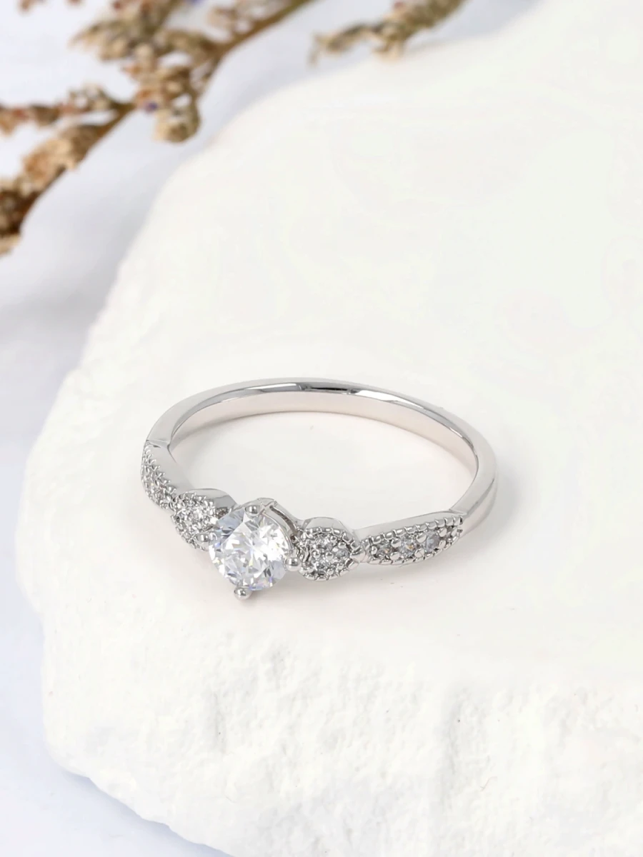 Pierścionek subtelna konstelacja blasku z centralną cyrkonią i świetlistymi akcentami