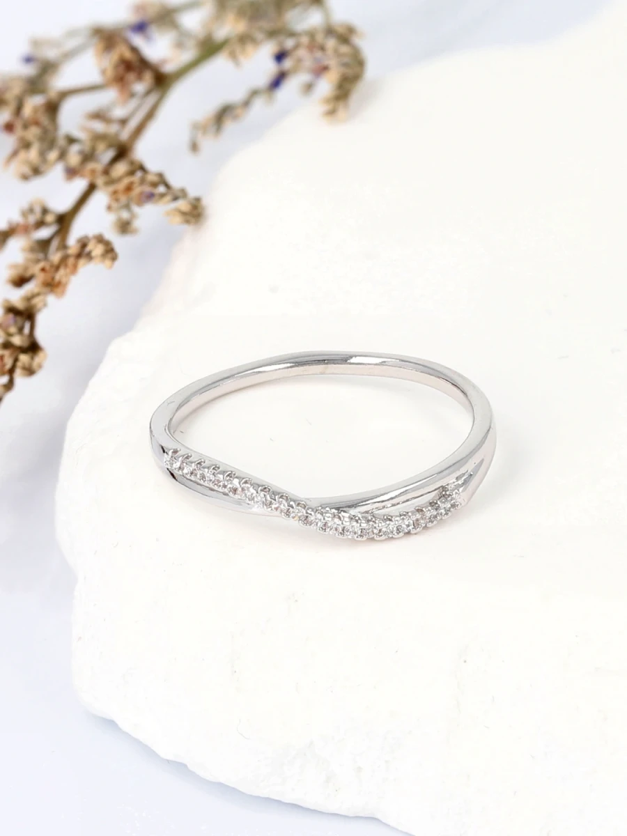 Pierścionek subtelna linia światła z delikatnym akcentem cyrkonii