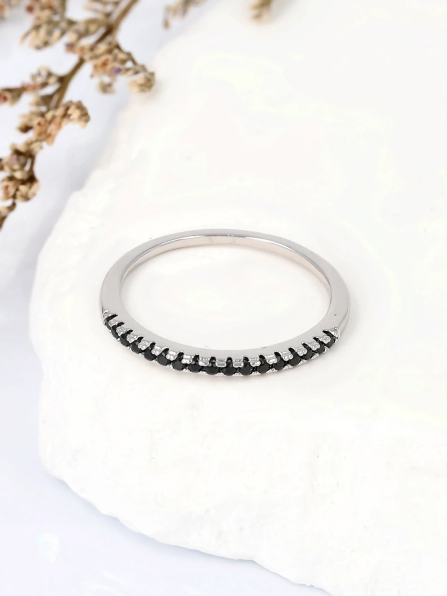 Pierścionek subtelna linia kontrastu z czarnymi cyrkoniami w eleganckiej oprawie
