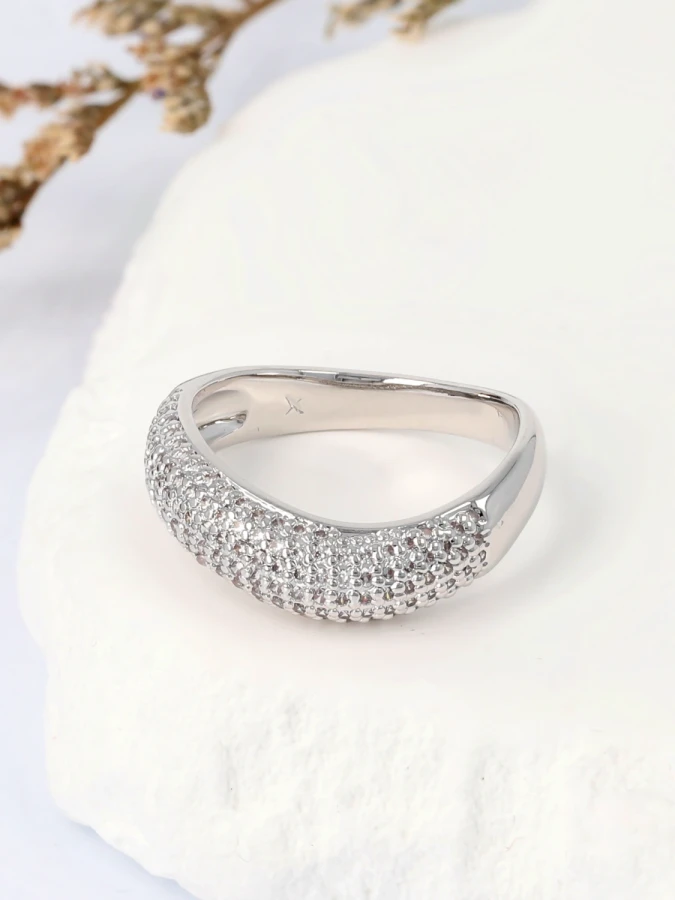 Pierścionek świetlista tafla blasku z gęstą kompozycją cyrkonii o luksusowym wyrazie