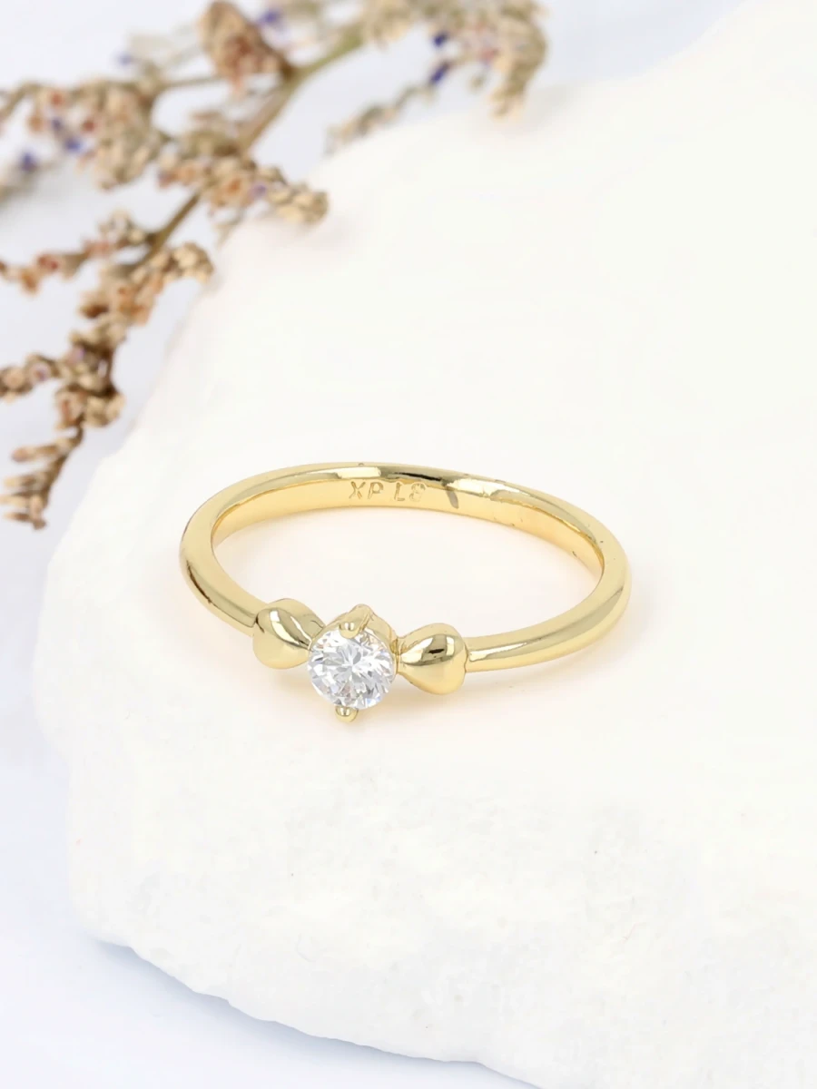 Pierścionek złocisty blask subtelnej iskry