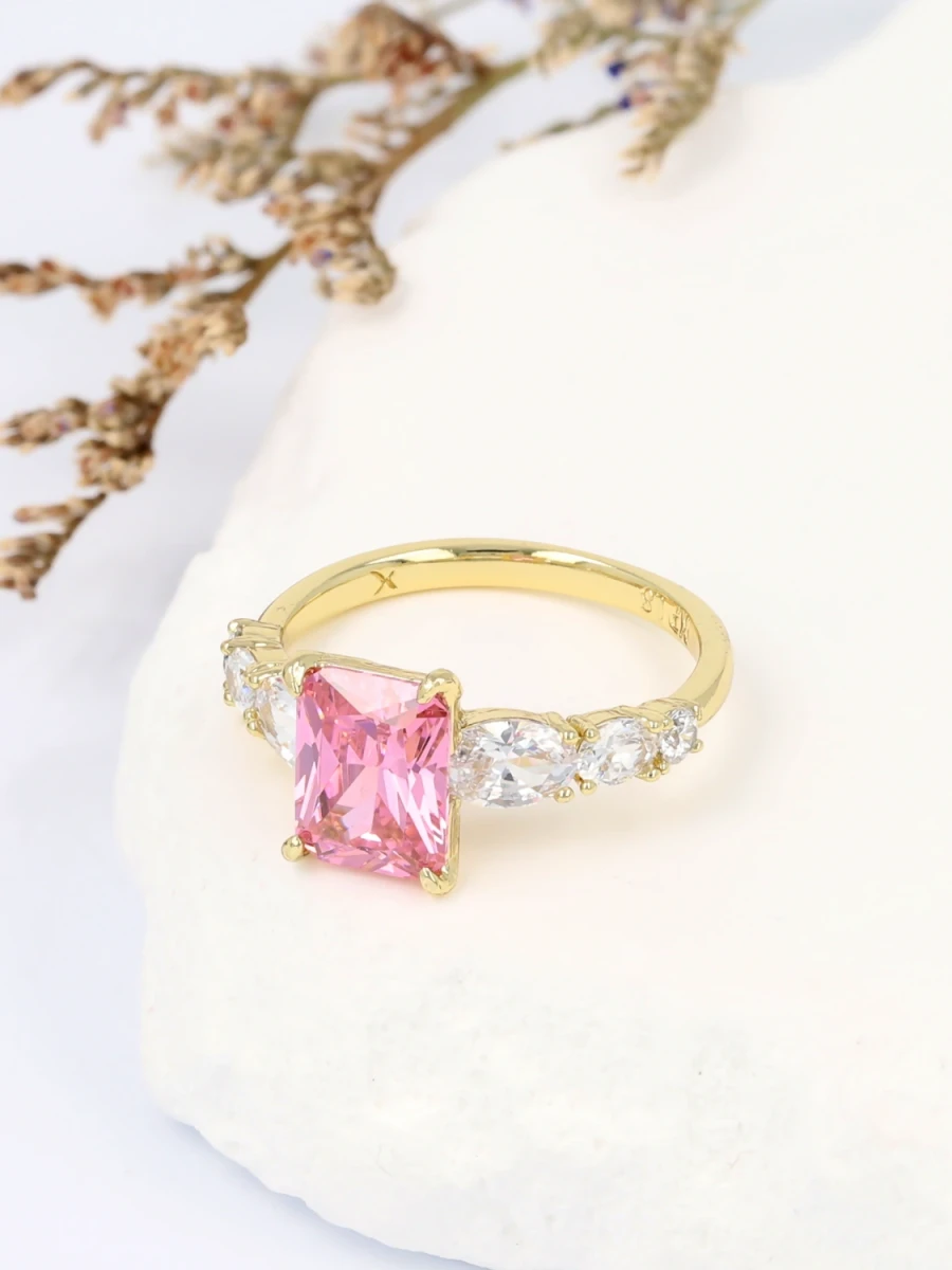 Pierścionek różany blask królewskiej kompozycji