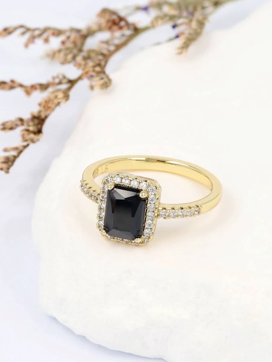 Pierścionek nocna elegancja królewskiego kontrastu