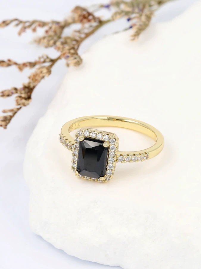 Pierścionek nocna elegancja królewskiego kontrastu