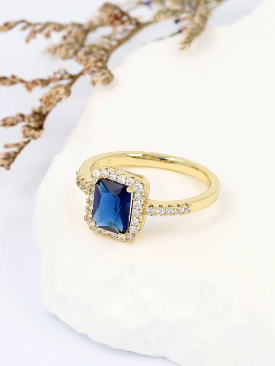 Pierścionek królewski błękit świetlistej oprawy