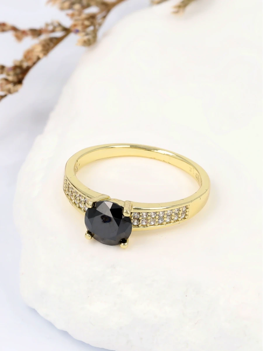 Pierścionek czarna głębia świetlistego akcentu