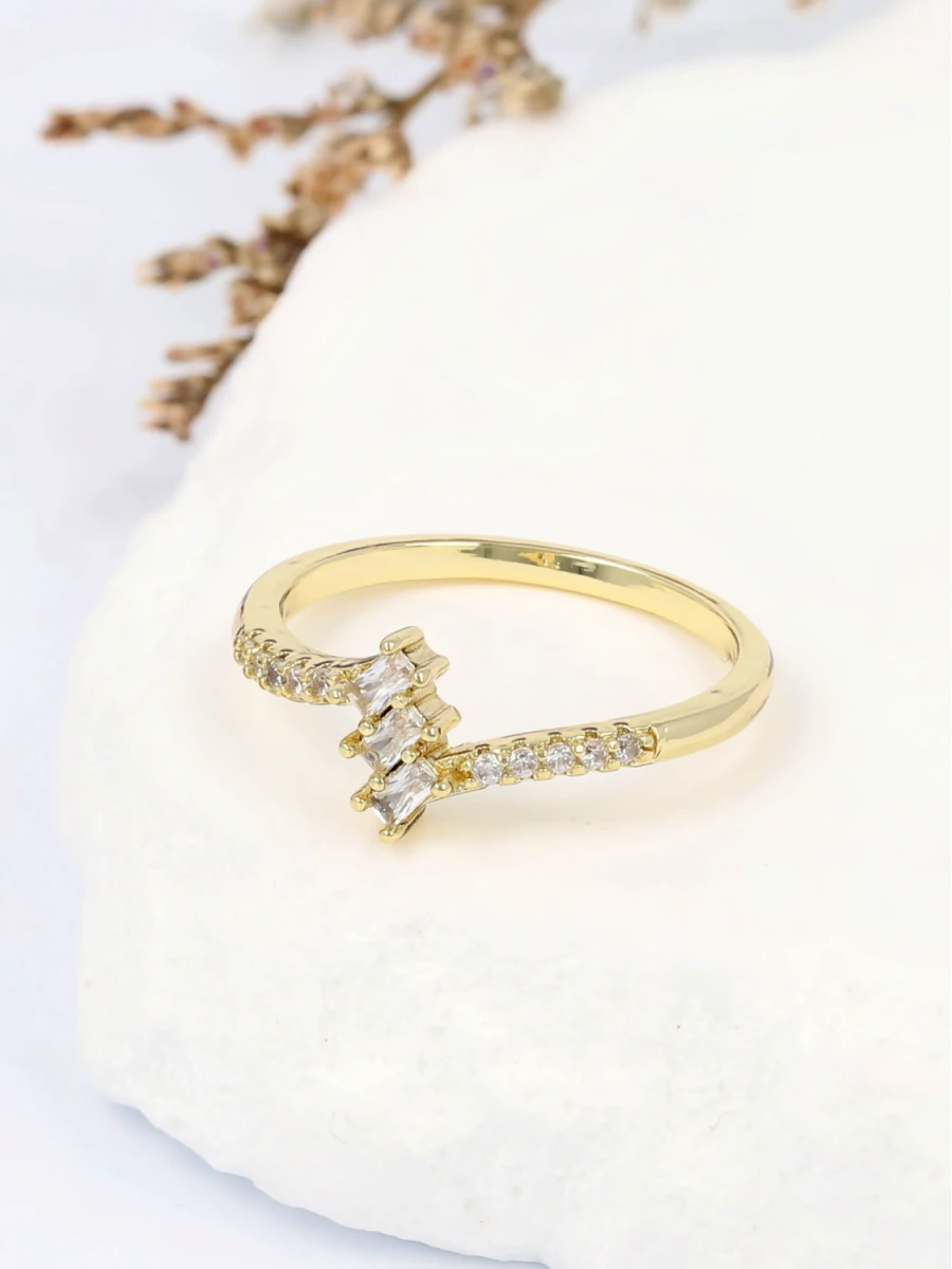 Pierścionek świetlisty rytm trzech kamieni