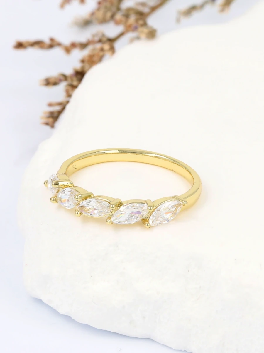 Pierścionek świetlista linia szlachetnego rytmu