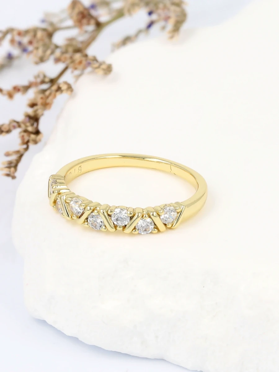 Pierścionek przeplatany blask subtelnej symetrii