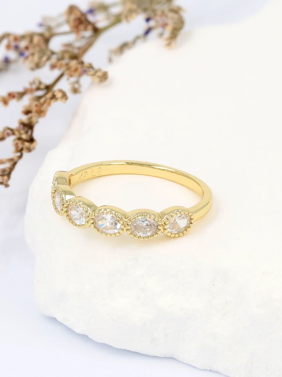 Pierścionek subtelne ogniwa blasku