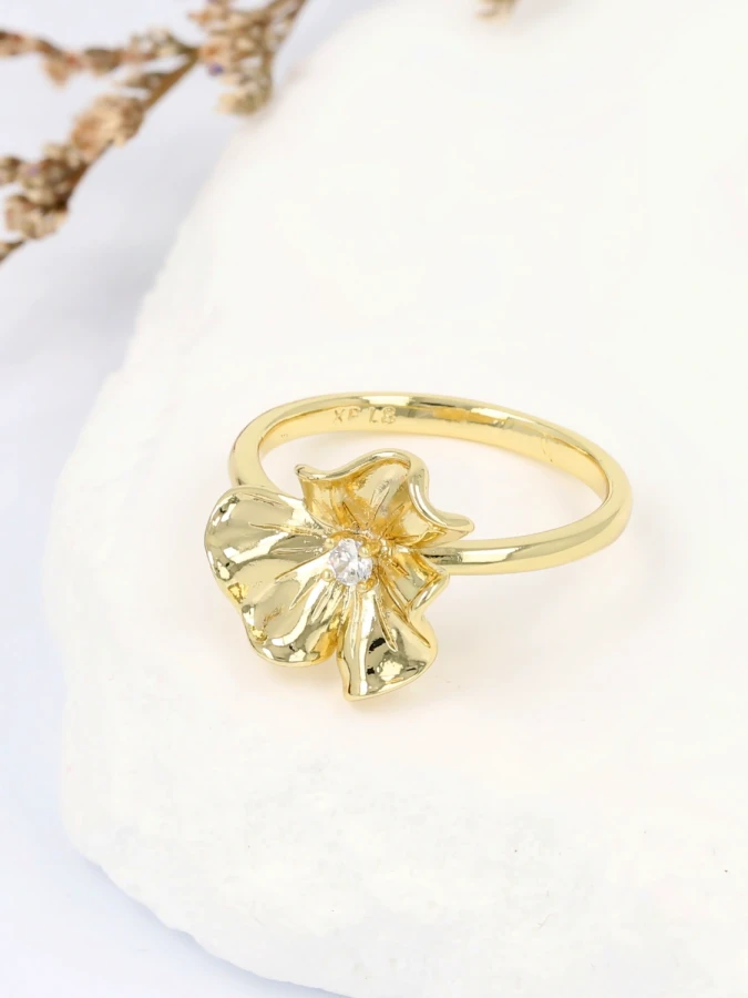 Pierścionek złoty kwiat subtelnego blasku